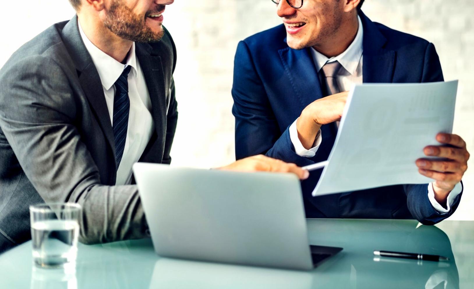 Professionelle Trading-Umgebung mit mehreren Monitoren